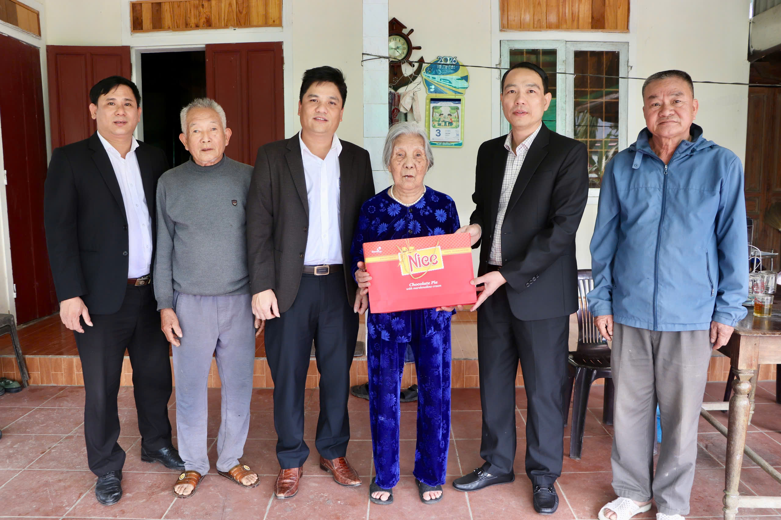 Lãnh đạo xã Thượng Đức tặng quà, chúc tết đảng viên cao tuổi, hoàn cảnh khó khăn trên địa bàn.