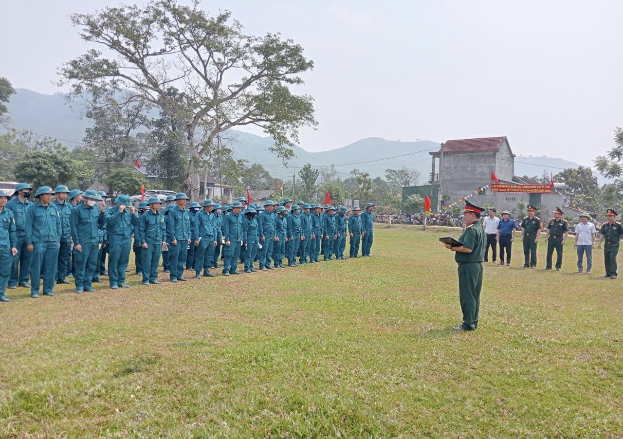 Lãnh đạo Quân khu 4, Bộ CHQS tỉnh Hà Tĩnh và lãnh đạo xã thăm, kiểm tra công tác huấn luyện dân quân cơ động năm 2026 tại xã Thượng Đức.
