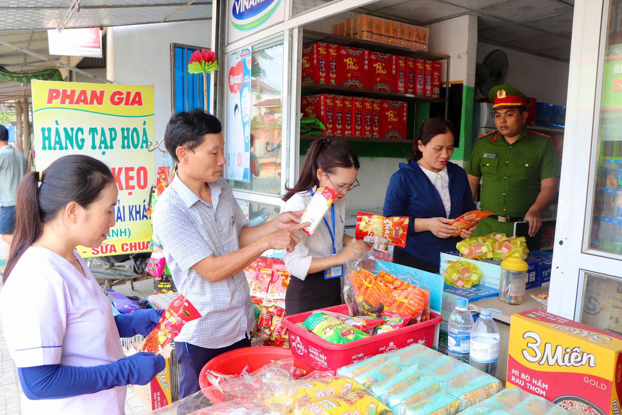 Xã Thượng Đức tăng cường kiểm tra ATTP trong sản xuất, kinh doanh, chế biến và nhập khẩu thực phẩm trên địa bàn.