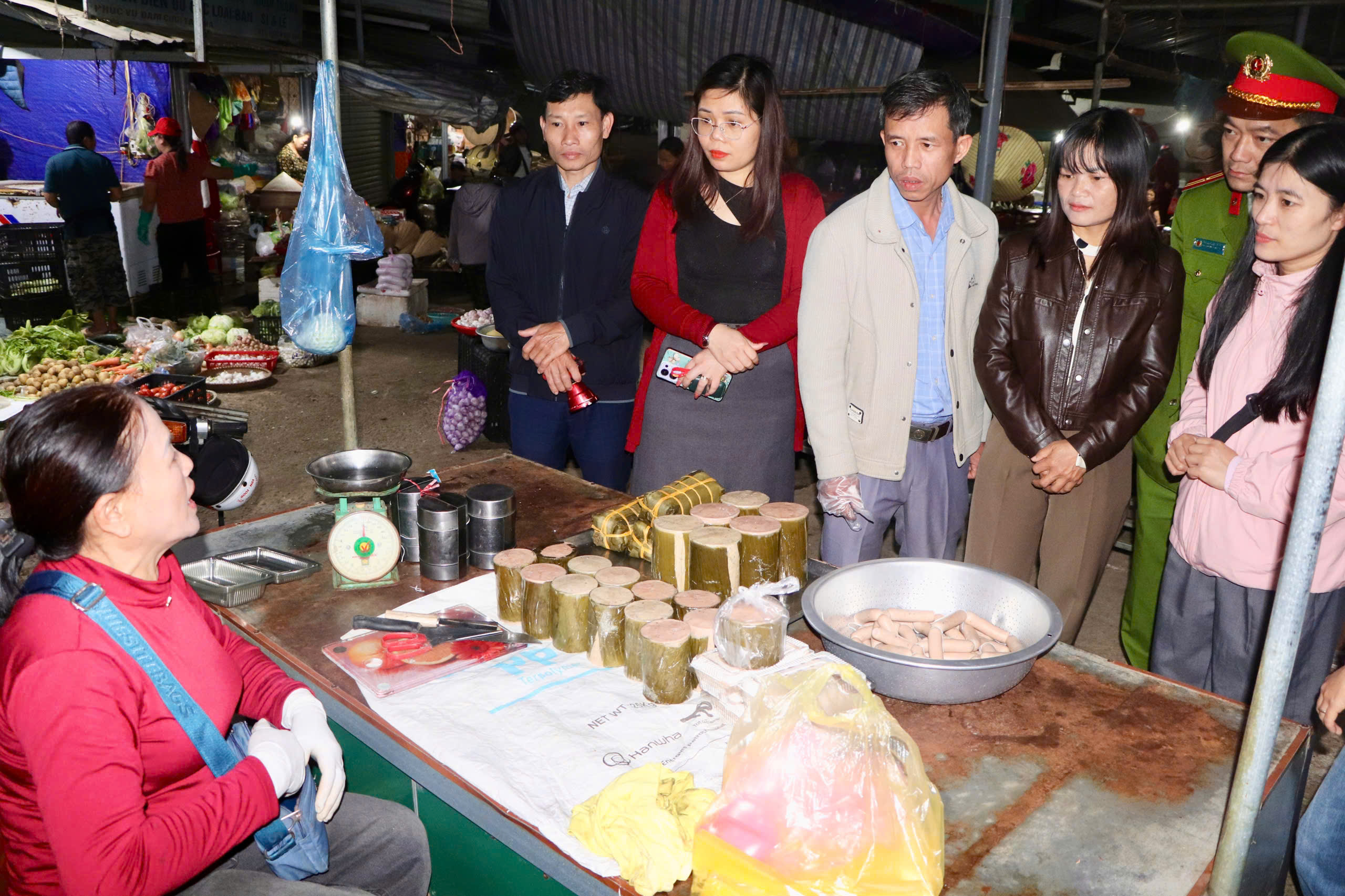 Đoàn kiểm tra liên ngành xã Thượng Đức lập biên bản và xử phạt 15 trường hợp vi phạm an toàn vệ sinh thực phẩm.