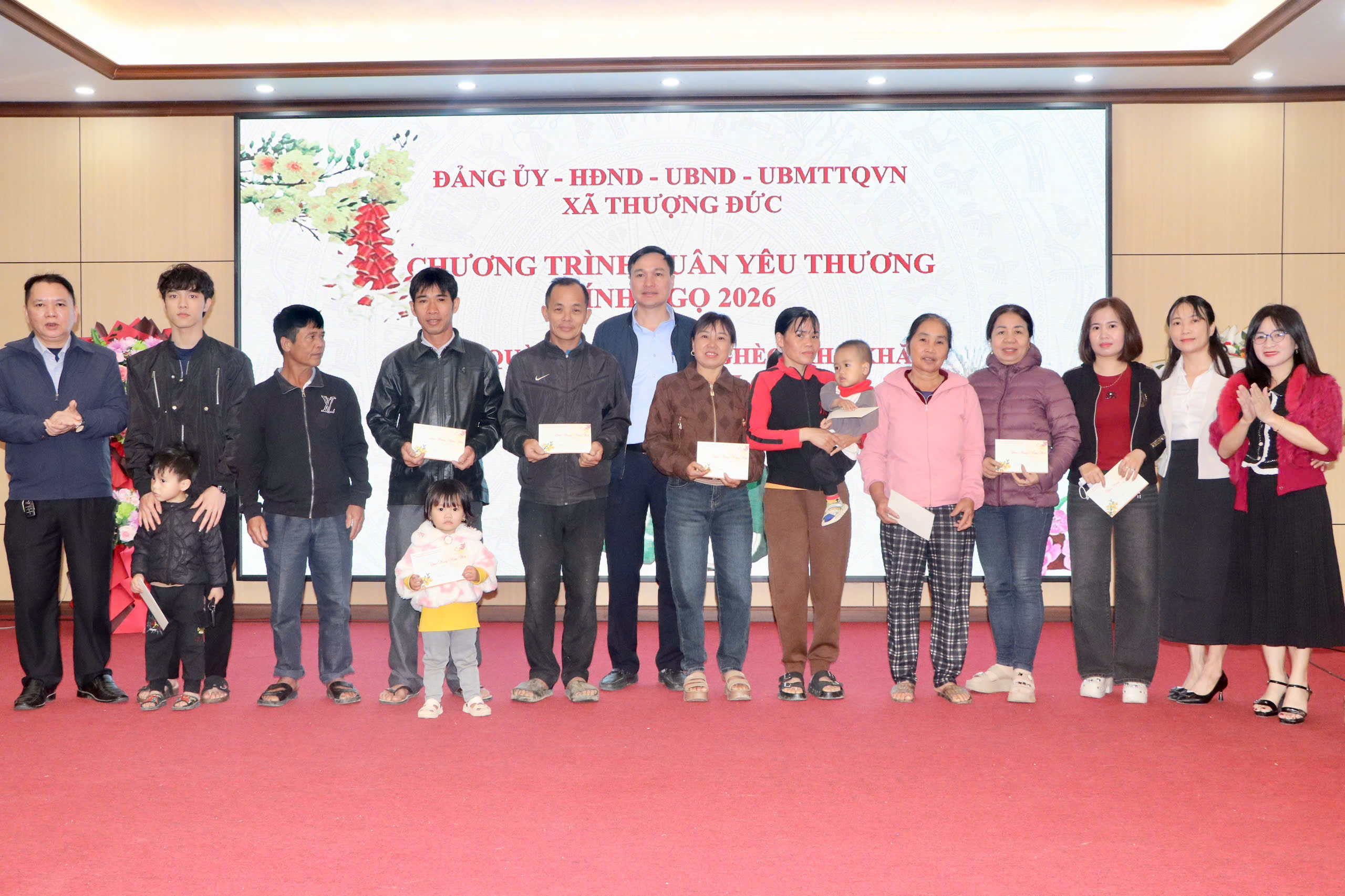 309 phần quà Tết đến với người nghèo, trẻ em mồ côi xã Thượng Đức. 