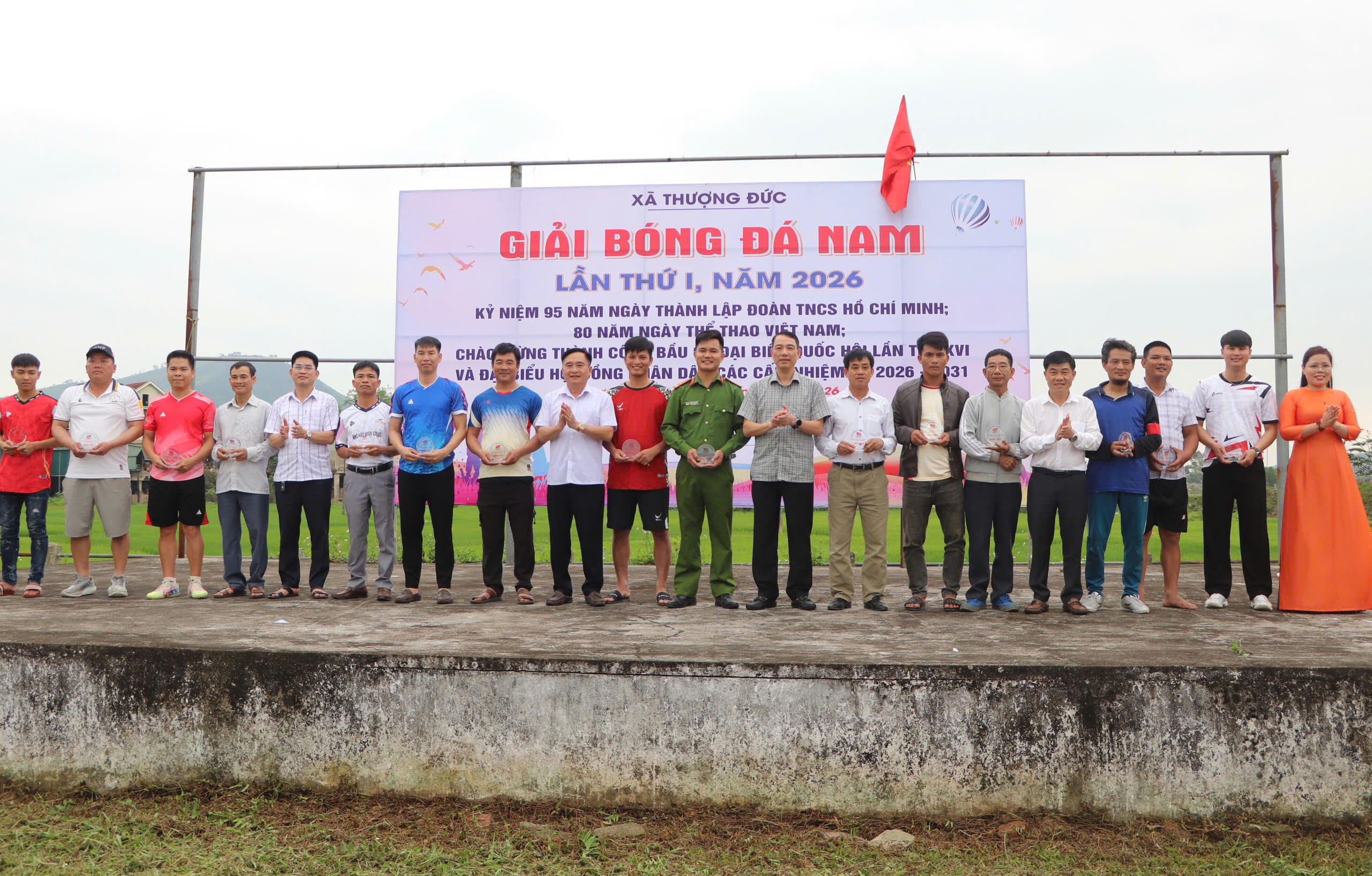 Khai mạc Giải bóng đá nam 7 người xã Thượng Đức. 