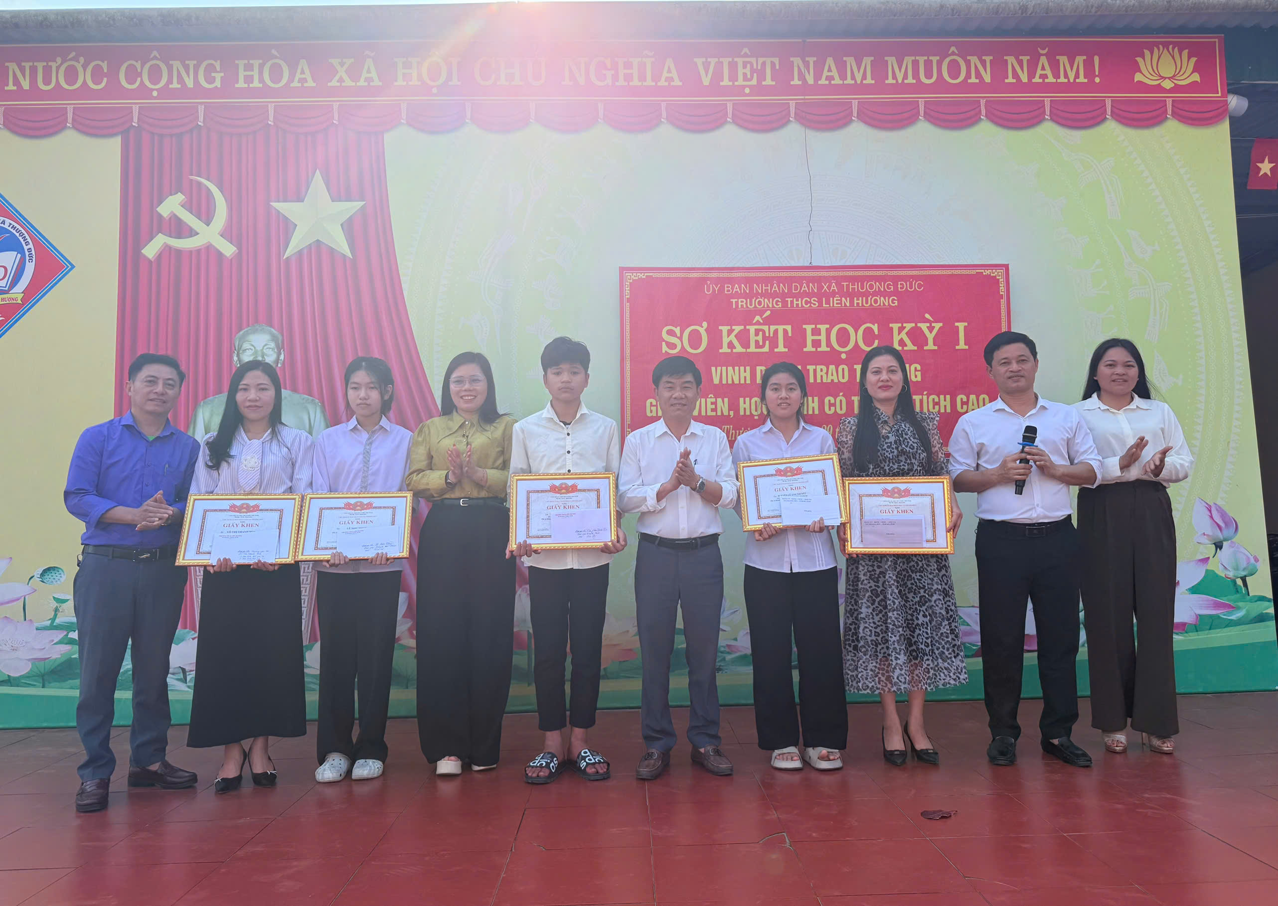 TRƯỜNG THCS LIÊN HƯƠNG TỔ CHỨC SƠ KẾT HỌC KỲ I VÀ TUYÊN DƯƠNG, KHEN THƯỞNG HỌC SINH, GIÁO VIÊN ĐẠT THÀNH TÍCH TRONG KỲ THI HỌC SINH GIỎI CẤP TỈNH.