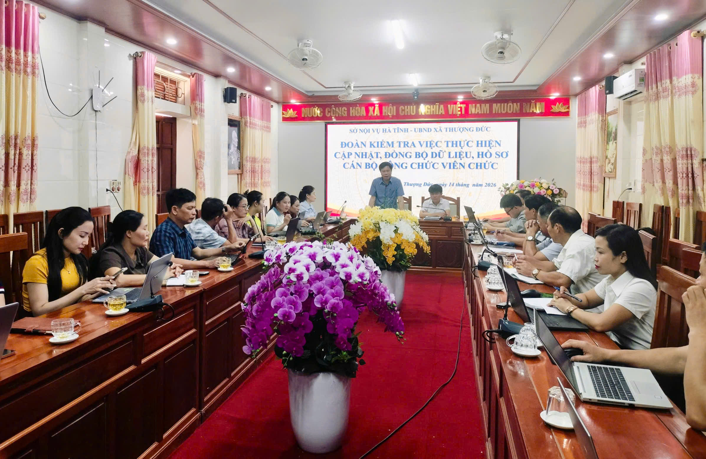 Sở Nội vụ Hà Tĩnh kiểm tra công tác làm sạch dữ liệu hồ sơ CBCCVC tại xã Thượng Đức.