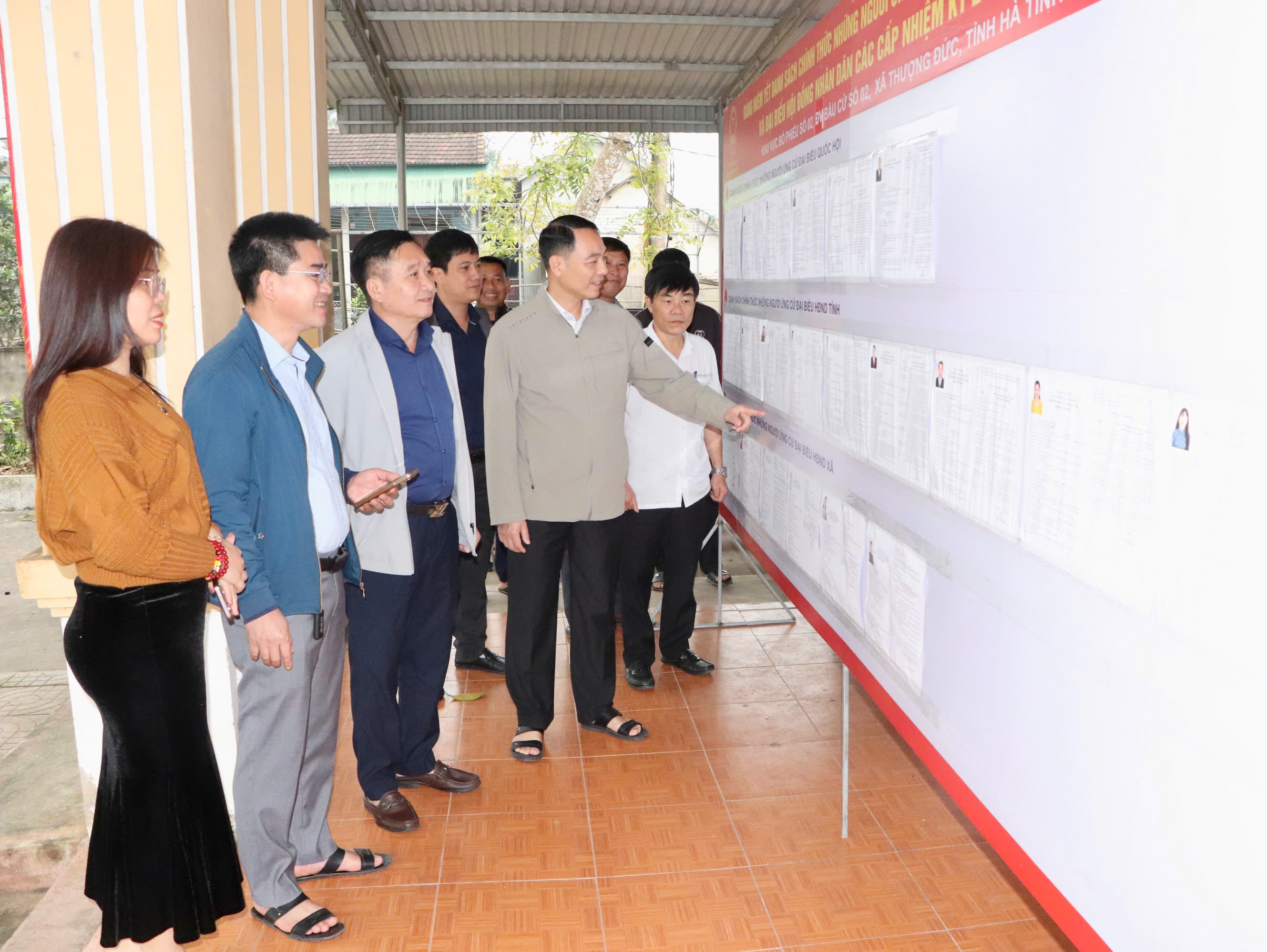Lãnh đạo xã Thượng Đức kiểm tra công tác chuẩn bị bầu cử tại các khu vực bỏ phiếu.