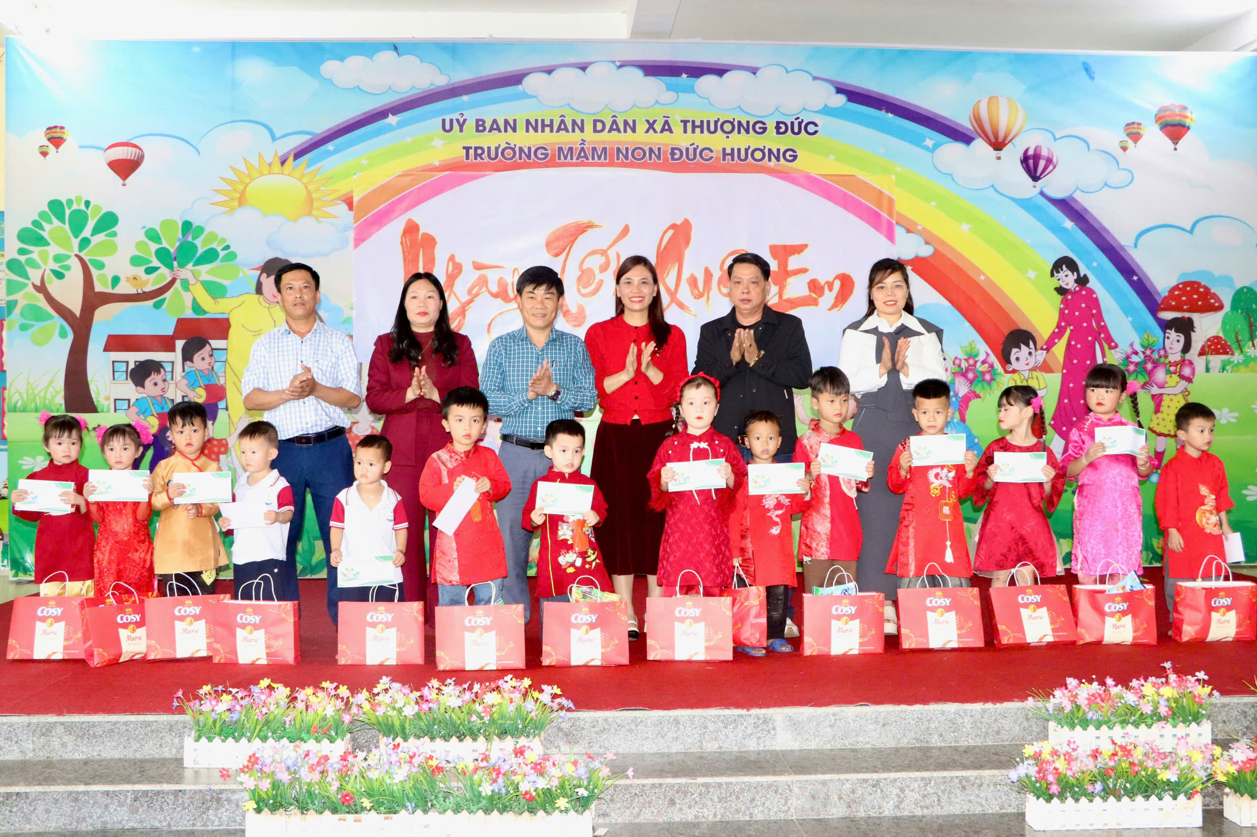 Xã Thượng Đức trao 45 suất quà Tết của mạnh thường quân cho các trường Mầm non trên địa bàn