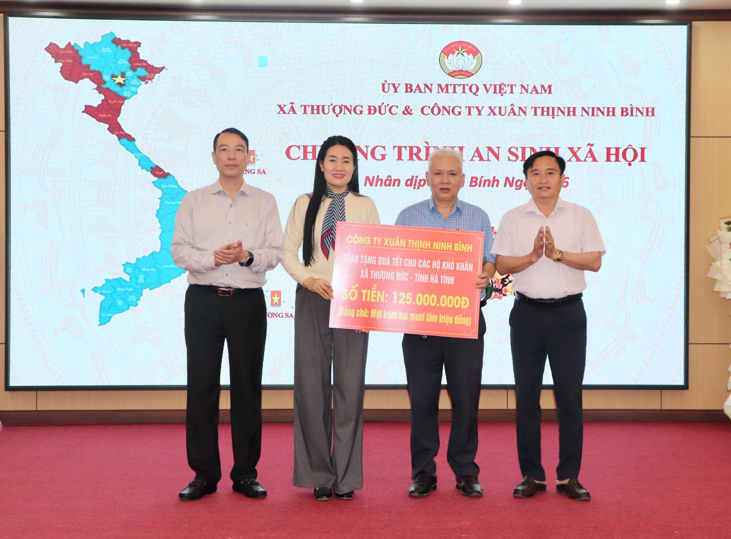 300 suất quà Tết đến với hộ nghèo, cận nghèo xã Thượng Đức.