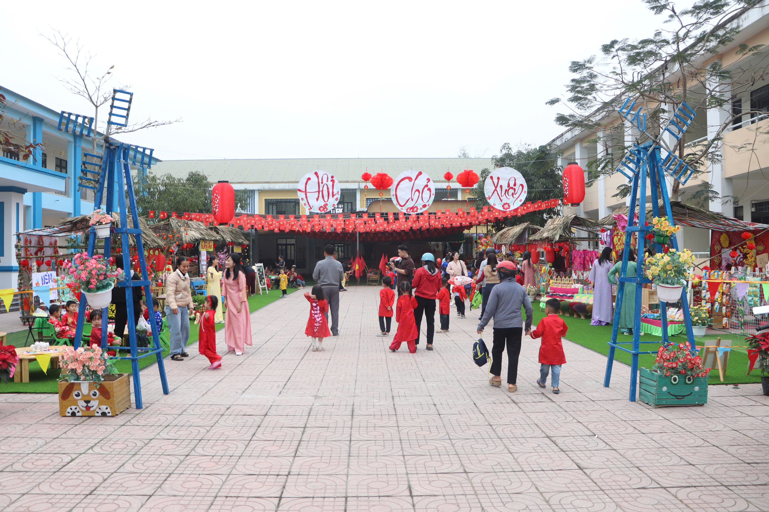 Trường Mầm non Đức Bồng sôi nổi tổ chức Hội chợ xuân và múa hát mừng xuân 2026.