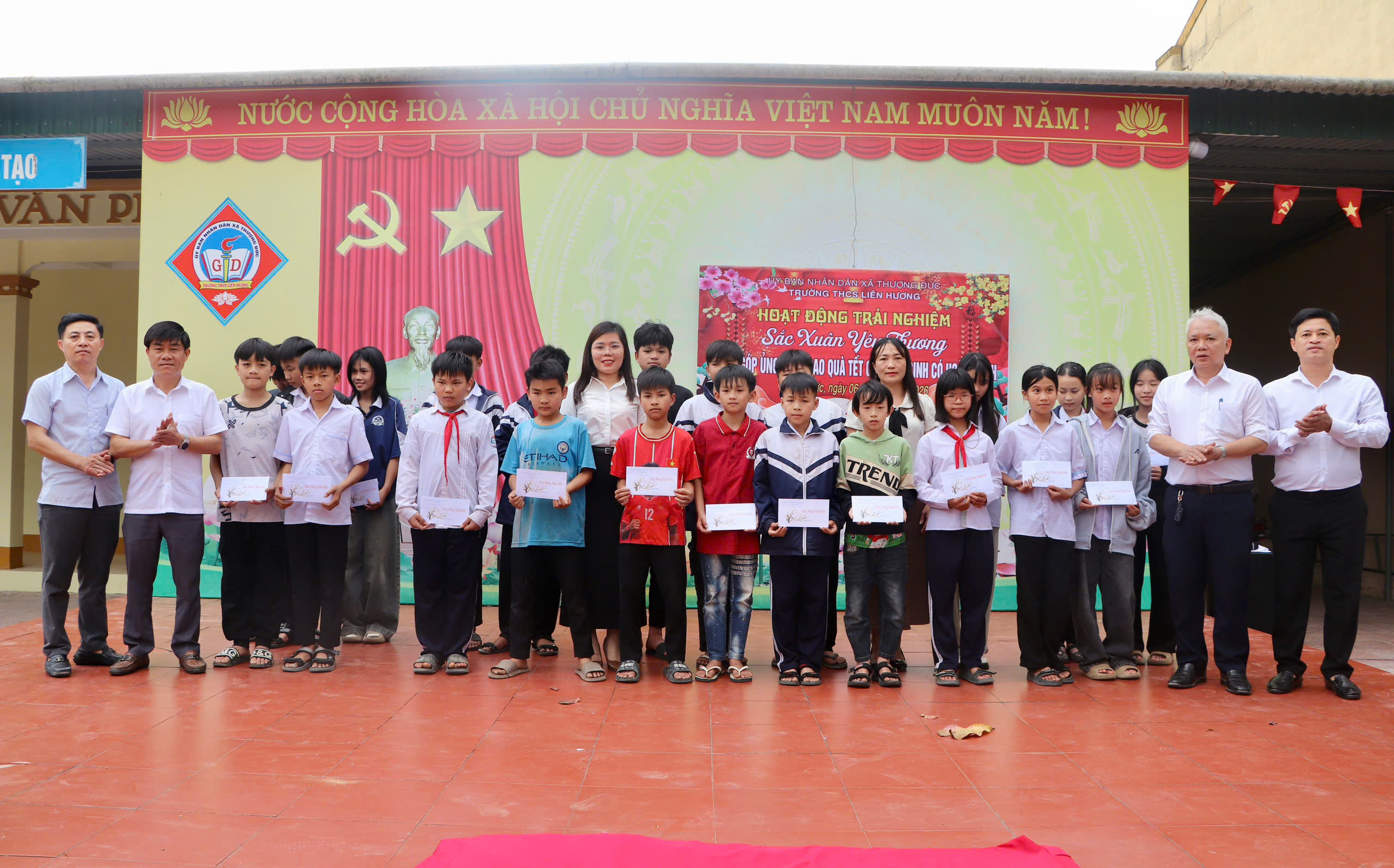 Lãnh đạo xã Thượng Đức trao quà của mạnh thường quân cho học sinh khó khăn Trường THCS Liên Hương nhân dịp Tết Nguyên đán Bính Ngọ 2026.