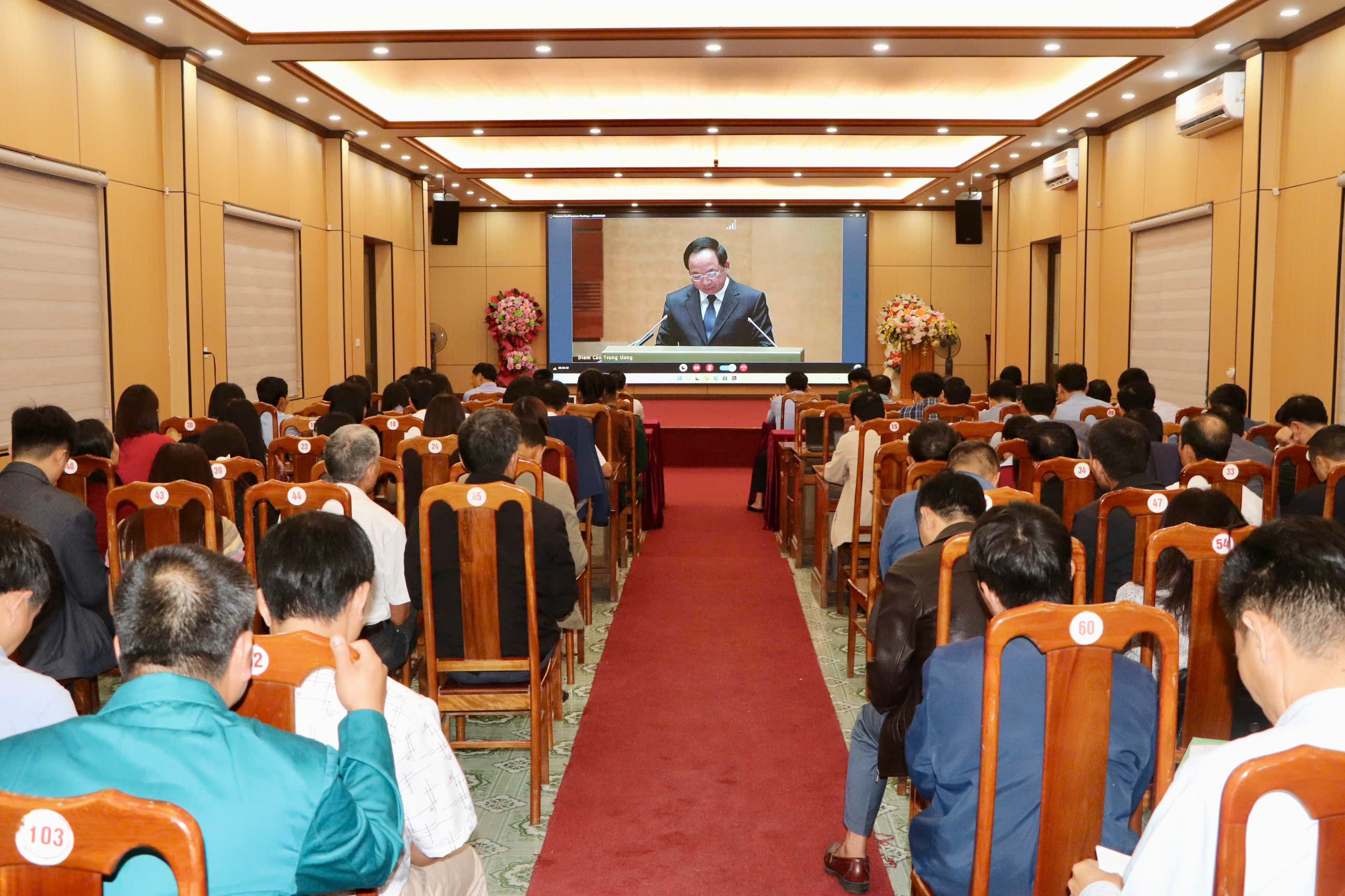 Hơn 130 cán bộ, đảng viên xã Thượng Đức tham gia Hội nghị trực tuyến quán triệt Nghị quyết số 80 về phát triển văn hóa và Nghị quyết số 79 về kinh tế nhà nước.