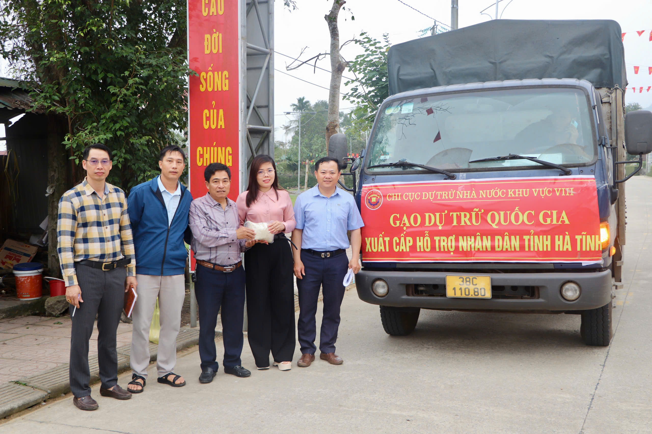 Xã Thượng Đức tiếp nhận và cấp phát hơn 110 tấn gạo hỗ trợ Nhân dân khắc phục hậu quả thiên tai và chuẩn bị đón Tết Nguyên đán 2026. 