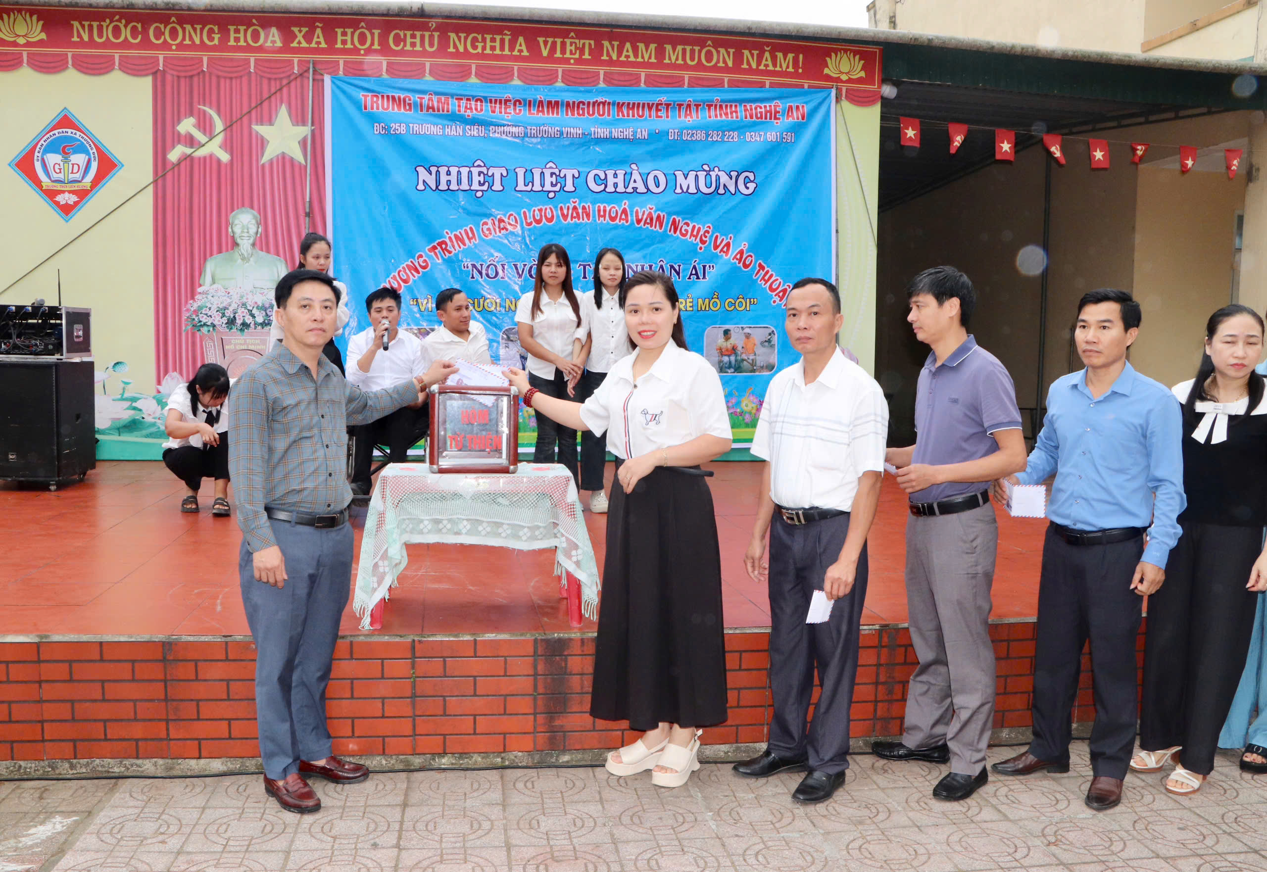 Trung tâm Tạo việc làm người khuyết tật tổ chức giao lưu văn hóa, văn nghệ và ảo thuật “Nối vòng tay nhân ái” tại Trường THCS Liên Hương.