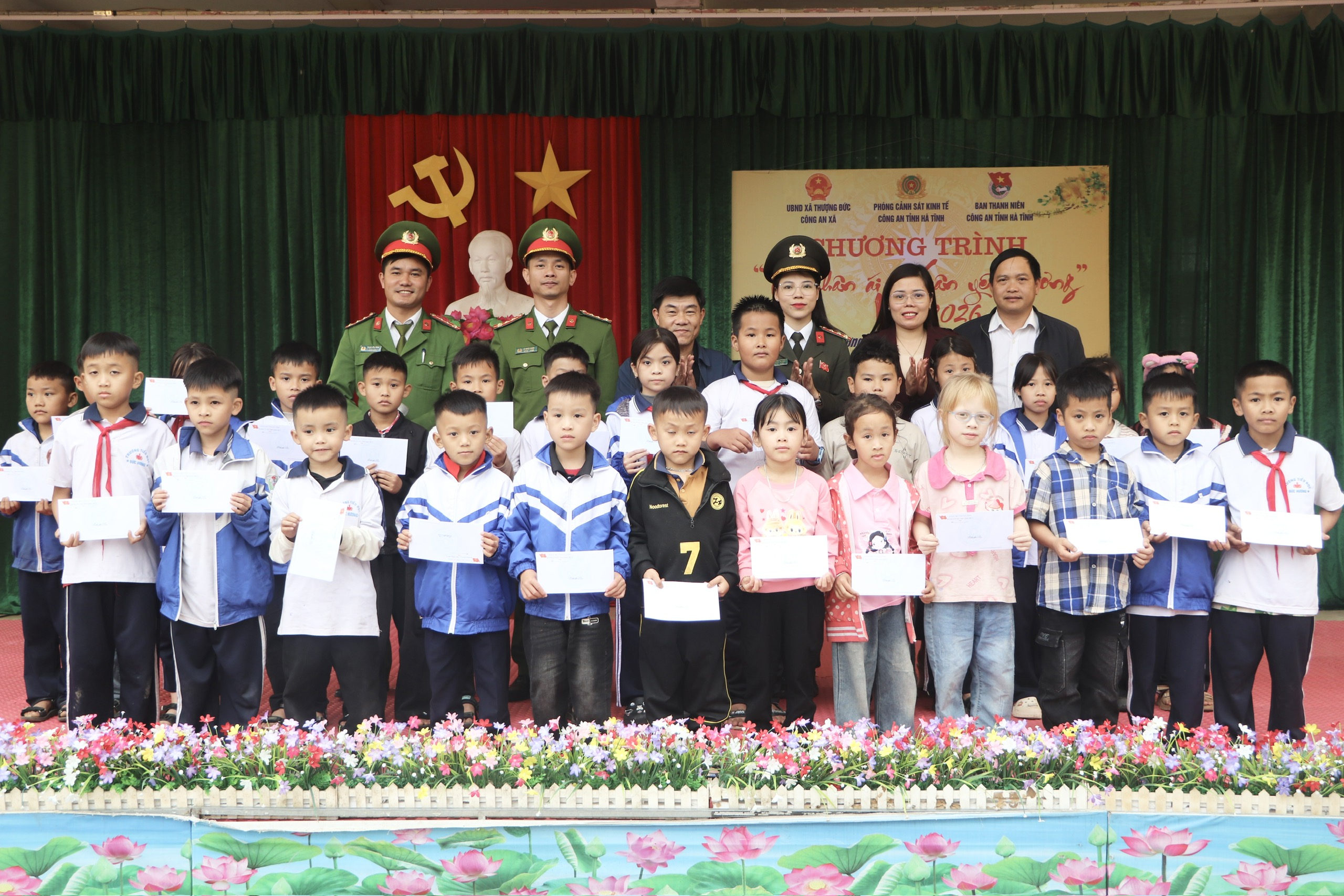 Công an tỉnh Hà Tĩnh trao 100 suất quà cho học sinh và lực lượng bảo vệ an ninh cơ sở hoàn cảnh khó khăn dịp tết Nguyên đán Bính Ngọ.