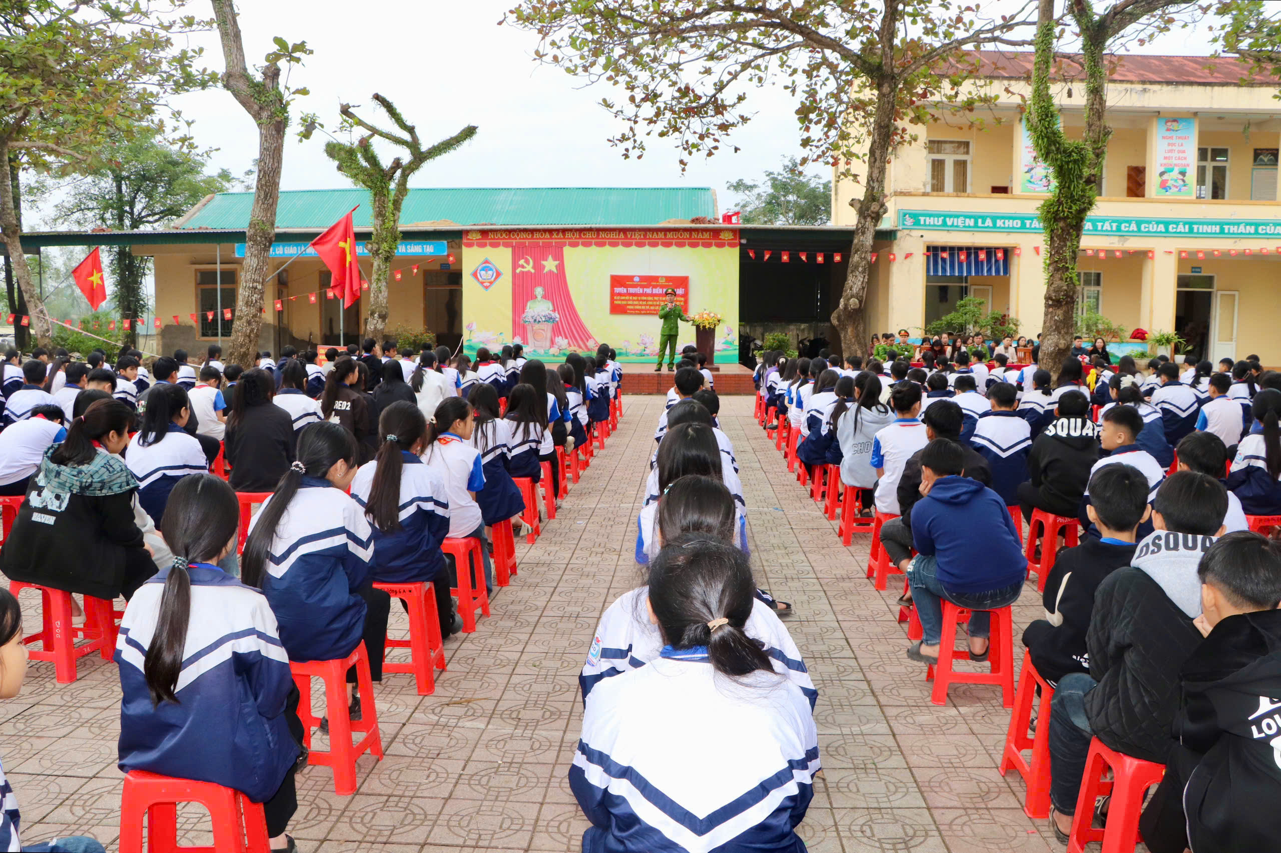 TRƯỜNG THCS LIÊN HƯƠNG PHỐI HỢP CÔNG AN XÃ THƯỢNG ĐỨC PHỔ BIẾN PHÁP LUẬT VÀ KÝ CAM KẾT GIỮ GÌN TRẬT TỰ, AN TOÀN TRƯỜNG HỌC.