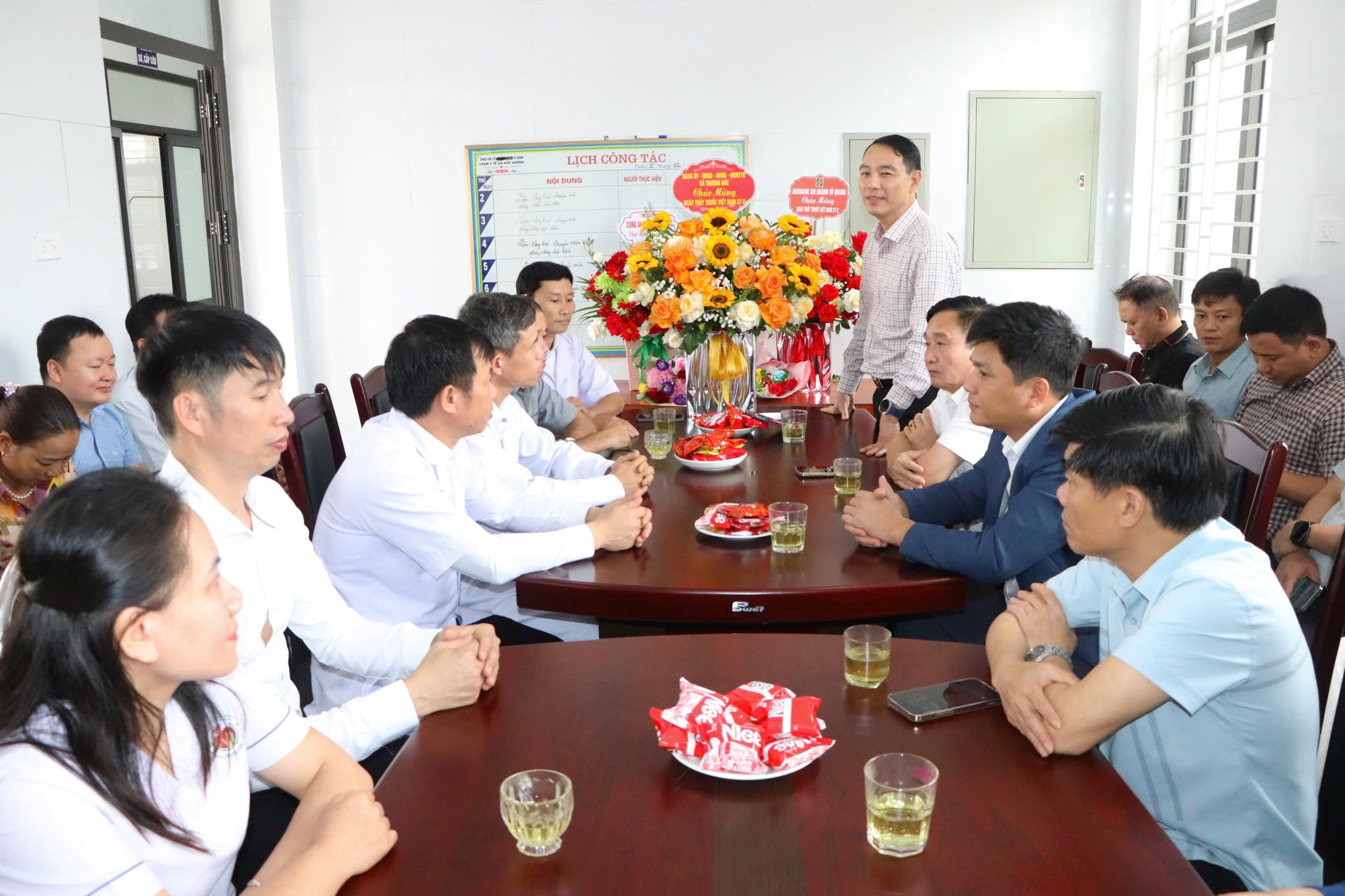 Lãnh đạo xã Thượng Đức tặng hoa chúc mừng trạm Y tế xã nhân kỷ niệm 71 năm Ngày Thầy thuốc Việt Nam (27/2/1955 – 27/2/2026)