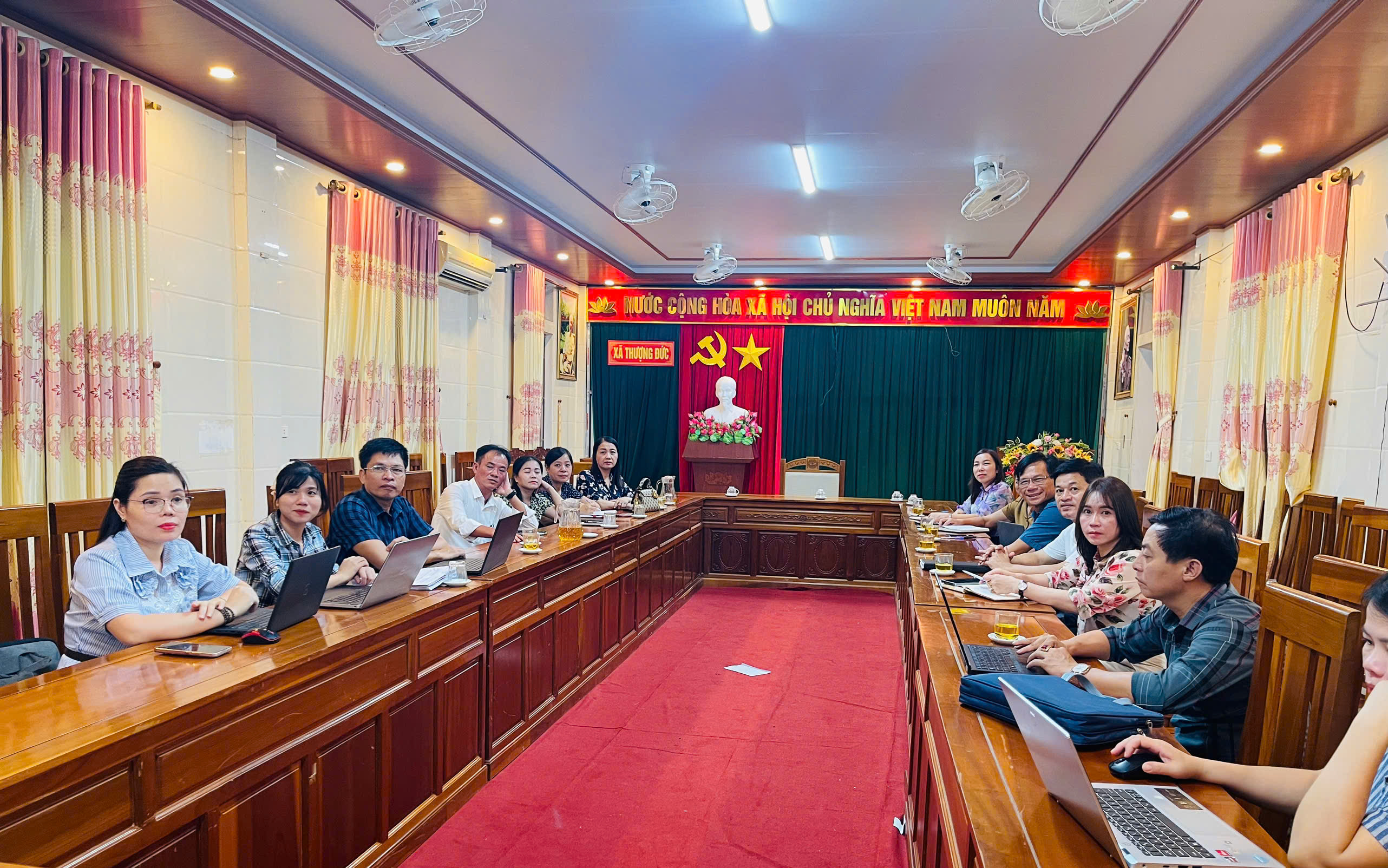 Xã Thượng Đức tổ chức hội nghị trực tuyến tổng kết năm học 2024-2025, triển khai nhiệm vụ năm học 2025-2026