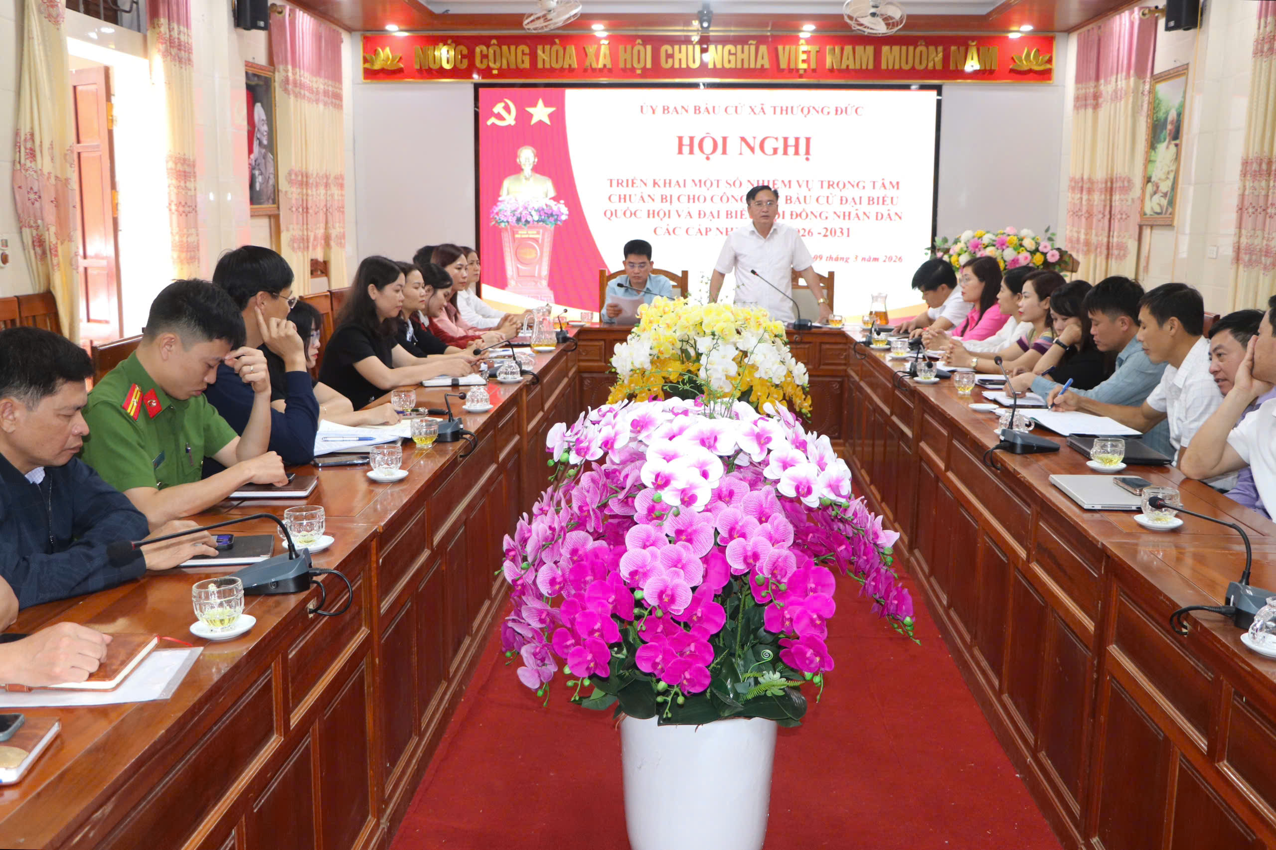 Uỷ ban bầu cử xã Thượng Đức làm việc với Tổ giúp việc triển khai công tác chuẩn bị ngày bầu cử.