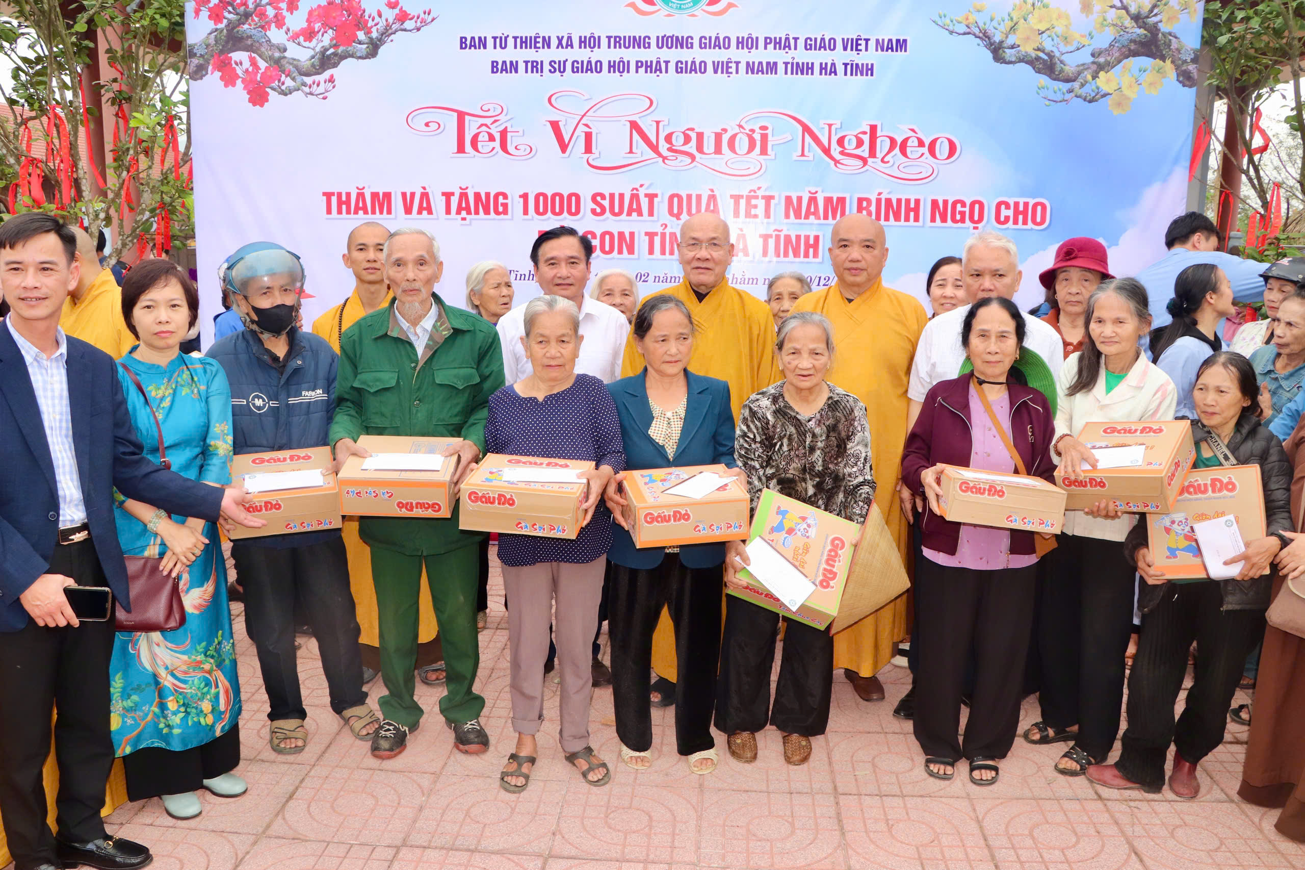 300 phần quà Tết ấm áp từ Giáo hội Phật giáo Việt Nam TP Hải Phòng đến với bà con khó khăn xã Thượng Đức.