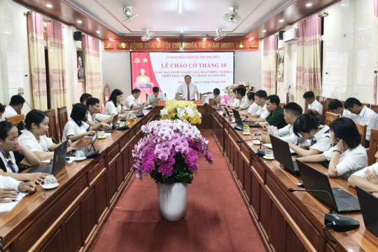 UBND xã Thượng Đức tổ chức Chào cờ đầu tháng và giao ban đánh giá kết quả hoạt động tháng 9, triển khai nhiệm vụ tháng 10/2026. 