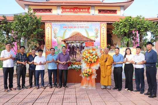 Lãnh đạo xã Thượng Đức chúc mừng lễ Phật đản tại chùa An Khê. 