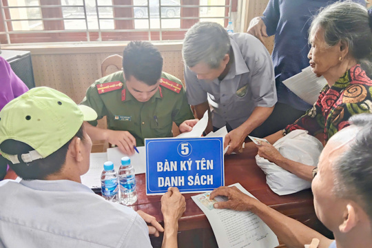 UBND xã Thượng Đức tổ chức đưa đón thân nhân liệt sĩ tham gia thu nhận mẫu ADN phục vụ xác định danh tính hài cốt liệt sĩ
