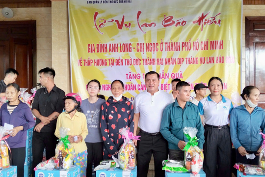 100 suất quà đến với các hộ hoàn cảnh đặc biệt khó khăn trên địa bàn xã Thượng Đức.