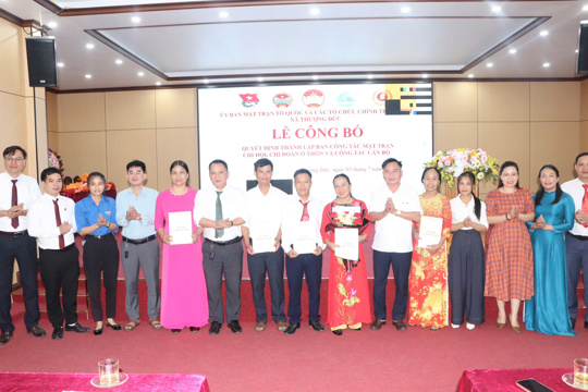 Uỷ ban MTTQ Việt Nam và các tổ chức chính trị - xã hội xã Thượng Đức công bố các quyết định về công tác tổ chức, cán bộ ở thôn sau sáp nhập.