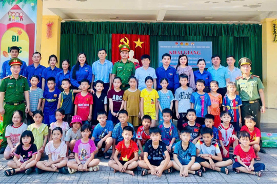 BCH Đoàn xã Thượng Đức tổ chức Lớp dạy bơi miễn phí cho trẻ em khó khăn trên địa bàn. 