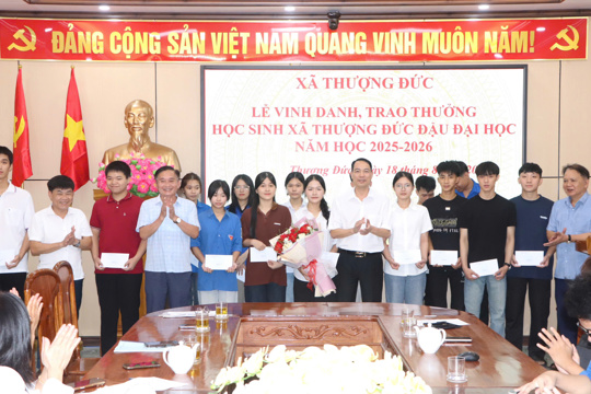 Xã Thượng Đức vinh danh, trao thưởng 40 học sinh đậu đại học điểm cao năm 2026.