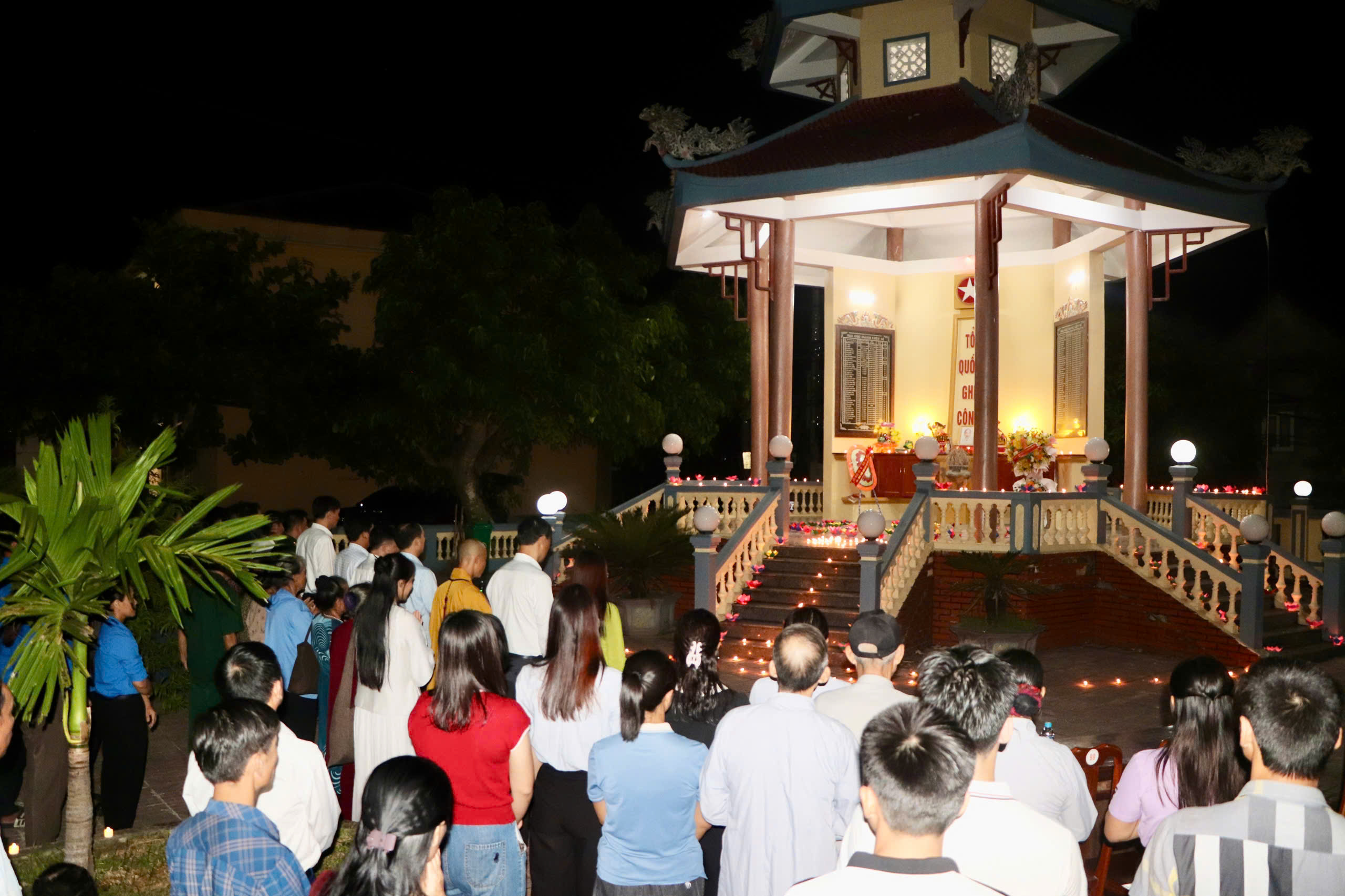 Xã Thượng Đức trang trọng tổ chức Lễ thắp nến tri ân các Anh hùng liệt sĩ.