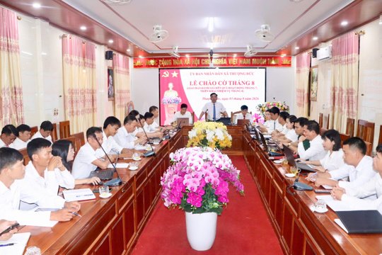 UBND xã Thượng Đức tổ chức chào cờ đầu tháng, triển khai nhiệm vụ trọng tâm tháng 8 năm 2026.