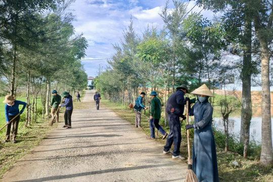 Cơ quan Đảng ủy xã Thượng Đức ra quân hỗ trợ thôn 2 Đức Bồng xây dựng nông thôn mới, bảo vệ môi trường. 