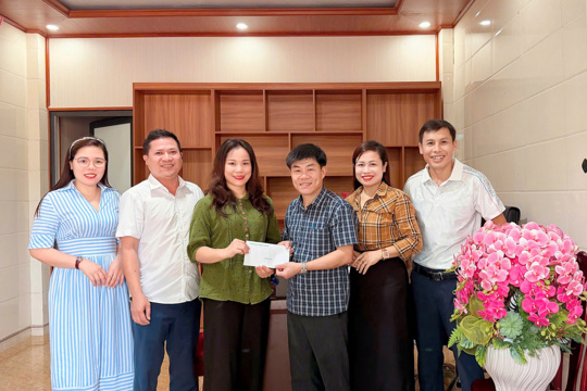 Lãnh đạo xã Thượng Đức tặng hoa chúc mừng Trung tâm Dịch vụ tổng hợp nhân Ngày Báo chí Cách mạng Việt Nam 21/6