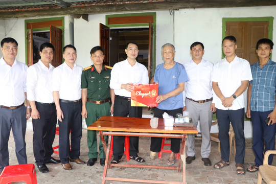 Thượng Đức: Lãnh đạo xã thăm, tặng quà gia đình chính sách nhân kỷ niệm 79 năm Ngày Thương binh- Liệt sĩ.