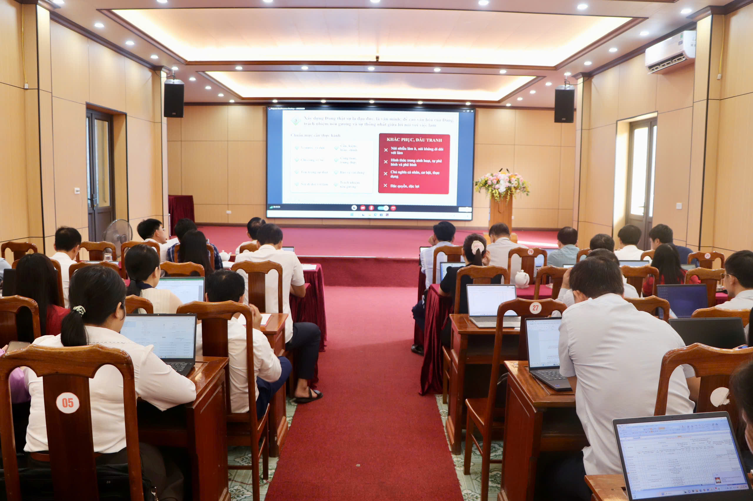 Xã Thượng Đức nghiêm túc tham gia Hội nghị toàn quốc học tập, quán triệt, triển khai Nghị quyết Trung ương 4 khóa XIV.