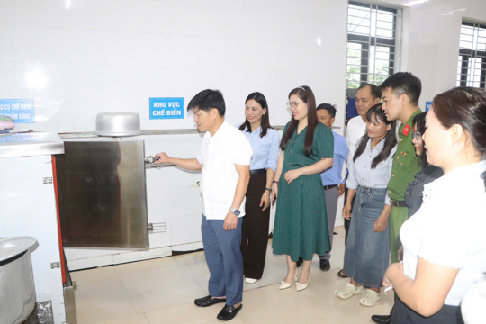 UBND xã Thượng Đức kiểm tra, đánh giá các điều kiện tổ chức bán trú tại trường Mầm non Thượng Đức.