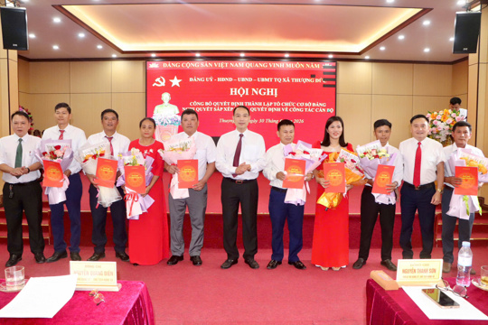 Xã Thượng Đức công bố Quyết định thành lập và tổ chức bộ máy cán bộ thôn sau sắp xếp.