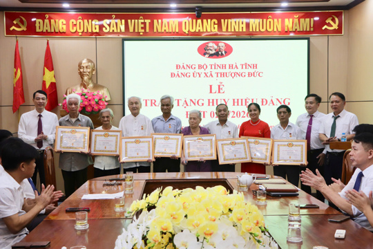 XÃ THƯỢNG ĐỨC TRAO TẶNG HUY HIỆU ĐẢNG ĐỢT 02/9 CHO 52 ĐẢNG VIÊN 