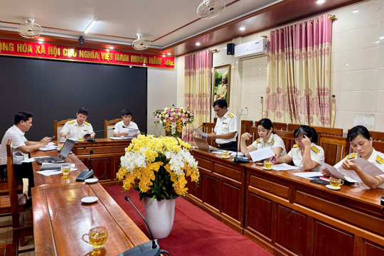Thuế cơ sở 5 tỉnh Hà Tĩnh làm việc với xã Thượng Đức.