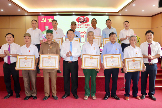 Ban Thường vụ Đảng ủy xã Thượng Đức trao tặng Huy hiệu Đảng đợt 19/5/2026.