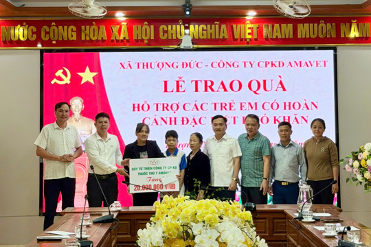 Xã Thượng Đức: 45 triệu đồng trao gửi yêu thương đến trẻ em có hoàn cảnh đặc biệt khó khăn nhân dịp Tết Trung thu. 
