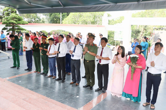 Đoàn lãnh đạo xã Thượng Đức dâng hương tại các địa chỉ đỏ nhân kỷ niệm 79 năm Ngày Thương binh - Liệt sĩ.
