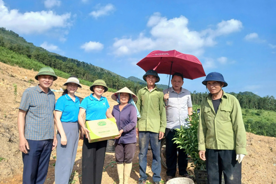 Phụ nữ Thượng Đức tích cực xây dựng các mô hình phát triển kinh tế. 