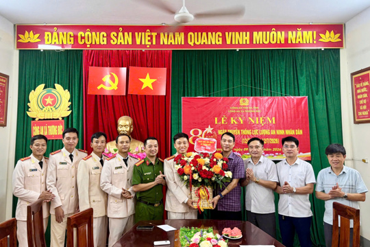Lãnh đạo xã Thượng Đức tặng hoa chúc mừng Công an xã nhân kỷ niệm 80 năm Ngày truyền thống lực lượng An ninh nhân dân.  
