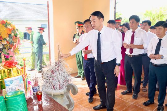 Xã Thượng Đức: Trang trọng tổ chức lễ dâng hoa, dâng hương tưởng niệm các Anh hùng liệt sĩ