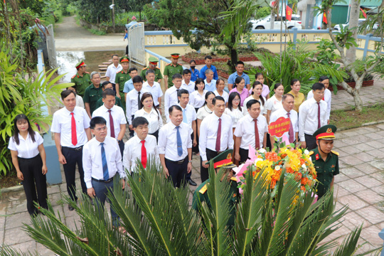 Xã Thượng Đức tổ chức Lễ dâng hương nhân dịp Kỷ niệm 136 năm Ngày sinh Chủ tịch Hồ Chí Minh.