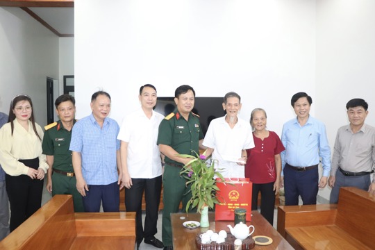 Lãnh đạo tỉnh đi thăm, tặng quà người có công với cách mạng tại xã Thượng Đức.