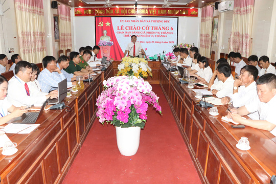 UBND xã Thượng Đức tổ chức chào đầu tháng; giao ban đánh giá nhiệm vụ tháng 5, triển khai nhiệm vụ tháng 6. 