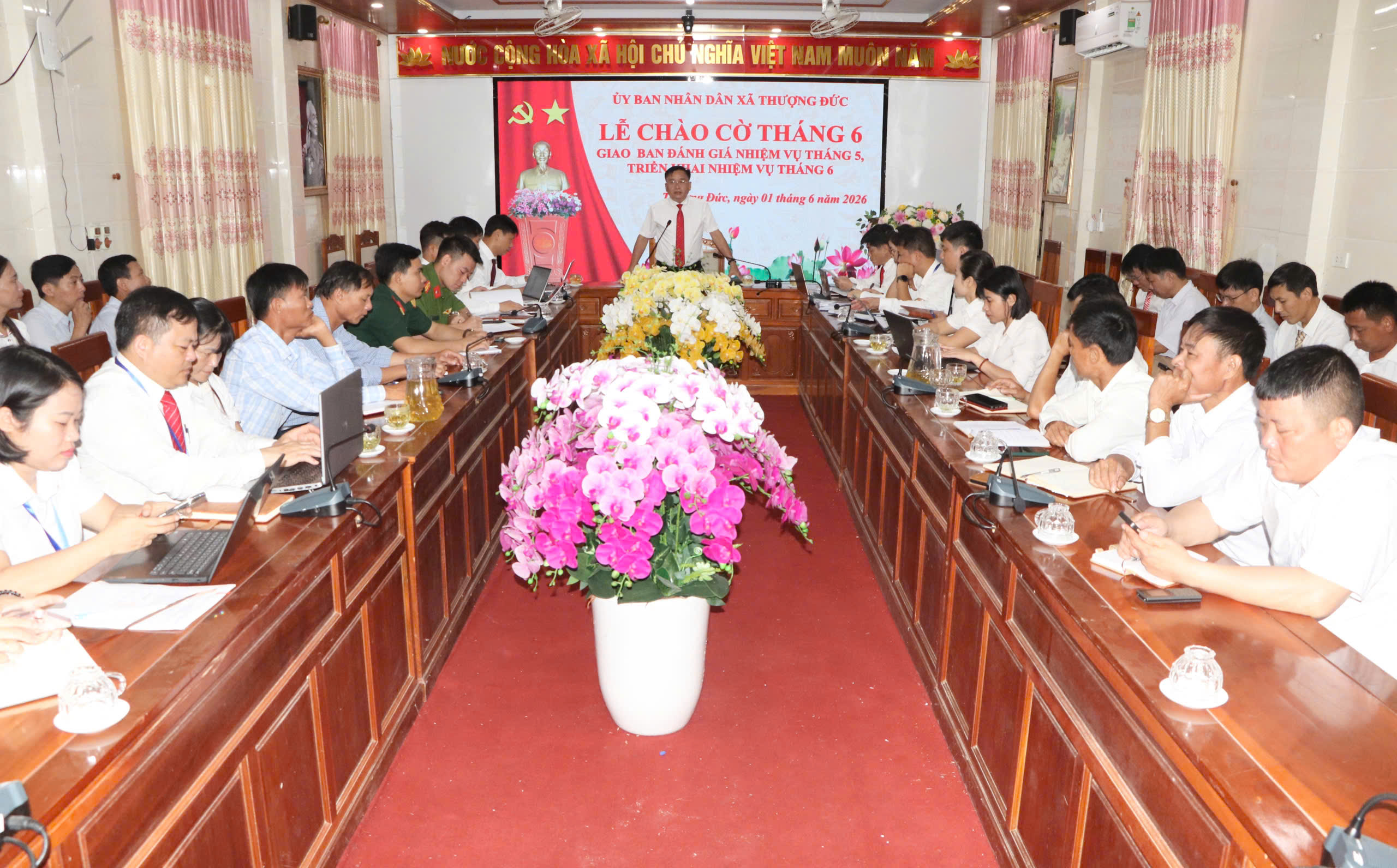 UBND xã Thượng Đức tổ chức chào đầu tháng; giao ban đánh giá nhiệm vụ tháng 5, triển khai nhiệm vụ tháng 6.