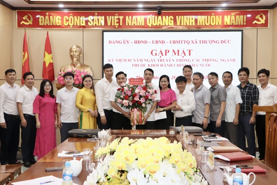 Lãnh đạo xã Thượng Đức tặng hoa chúc mừng 81 năm Ngày truyền thống các ngành thuộc khối hành chính nhà nước.